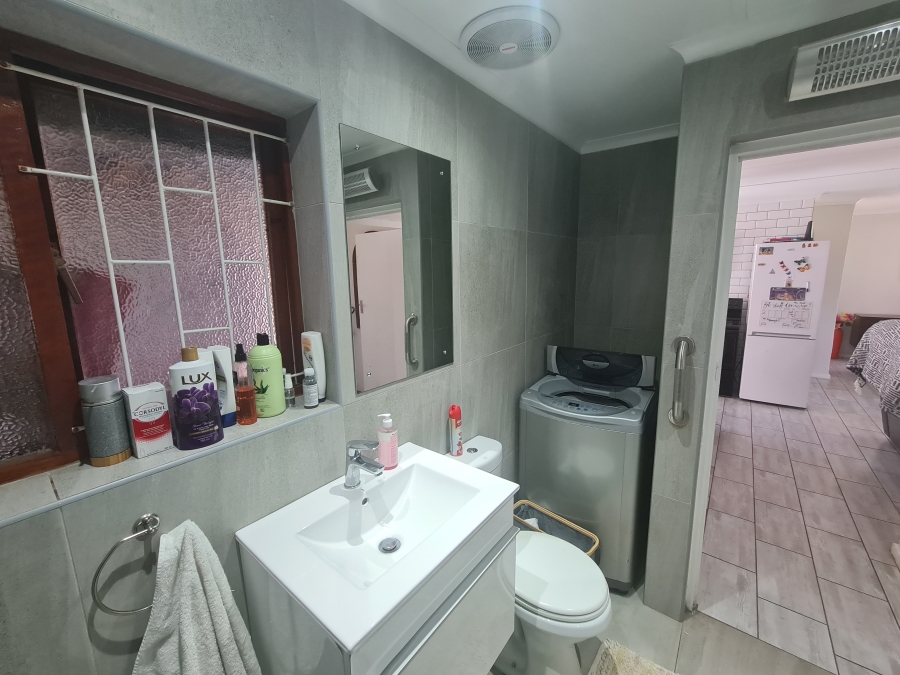 2 Bedroom Property for Sale in Paradise Beach Eastern Cape